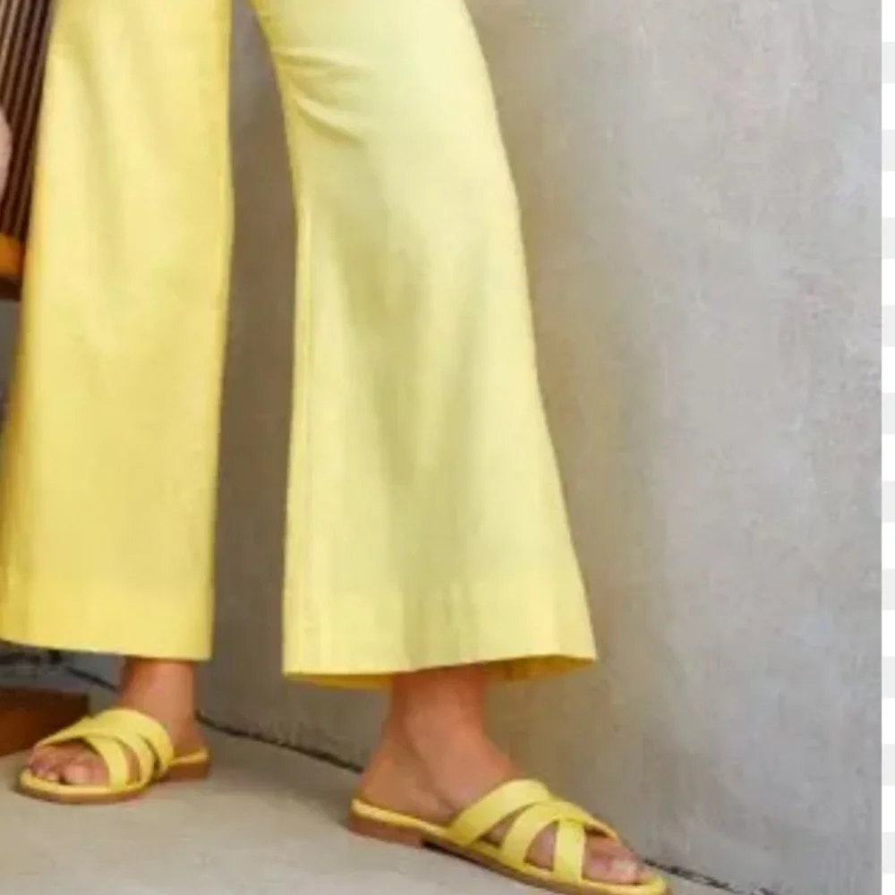 VINCE CAMUTO SLIDES
